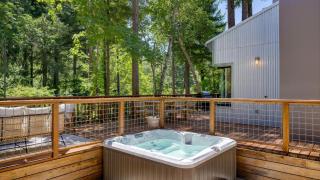 Mill Creek by AvantStay Modern Design Patio Hot Tub - 9