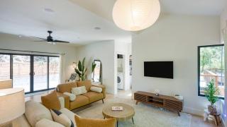 Mill Creek by AvantStay Modern Design Patio Hot Tub - 3