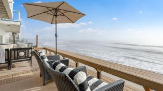 Unbeatable Beachfront Bliss w Ocean Views Luxe Interiors Patio Beach Road - 9