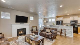 Old Mill Getaway by AvantStay Private Backyard w Hot Tub - 6