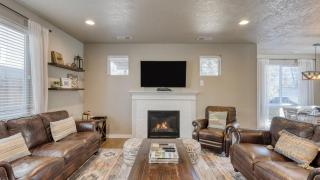 Old Mill Getaway by AvantStay Private Backyard w Hot Tub - 4