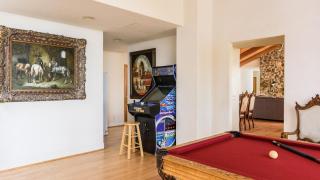 Resort-Style Estate w Pool Game Room Tennis Court Near Wineries The Tennis Ranch by AvantStay - 2