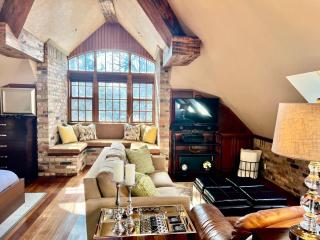 Private 1,000 Sq Ft Waterfront Loft - 8