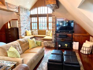 Private 1,000 Sq Ft Waterfront Loft - 4