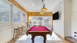 Creekside Haven by AvantStay Hot Tub Outdoor Dining Area Nestled Next to Creek - 8