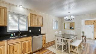 Creekside Haven by AvantStay Hot Tub Outdoor Dining Area Nestled Next to Creek - 6