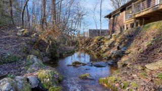 Creekside Haven by AvantStay Hot Tub Outdoor Dining Area Nestled Next to Creek - 7