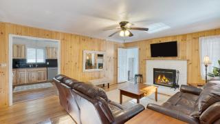 Creekside Haven by AvantStay Hot Tub Outdoor Dining Area Nestled Next to Creek - 4