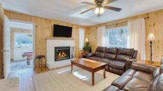 Creekside Haven by AvantStay Hot Tub Outdoor Dining Area Nestled Next to Creek - 5
