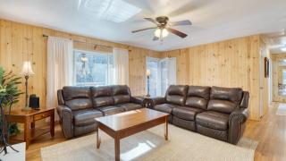 Creekside Haven by AvantStay Hot Tub Outdoor Dining Area Nestled Next to Creek - 3