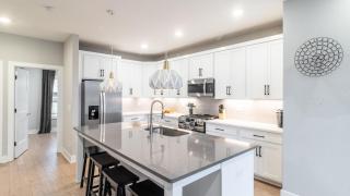 Monty by AvantStay 4BDR 4BA Balcony w Outdoor Seating 5mins to DT - 1