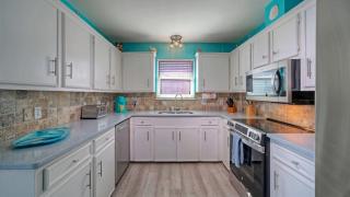 Coastal Retreat w Pool BBQ Sunset Views Beers and Sunshine by AvantStay - 1