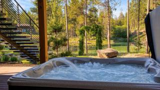 Spring River Retreat by AvantStay Lakefront Luxury w Hot Tub Game Room Near Bend - Bend - 7