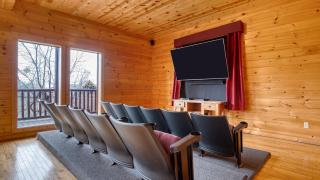 Lookout Lodge by AvantStay Sleeps 18 Hot Tub Game Room Movie Theater View - 7