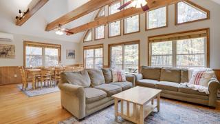 Woodland Oasis by AvantStay Hot Tub Firepit Walk to Lake - 9