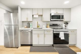 Remodeled 1BR Private Basement 9 Min to Beach - 1