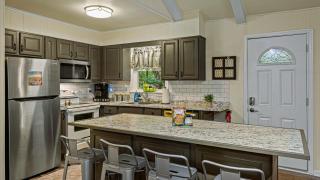 Frolic on Fern by AvantStay Enclosed Deck w Forest Views Bar - 8