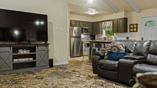 Frolic on Fern by AvantStay Enclosed Deck w Forest Views Bar - Blakeslee - 2