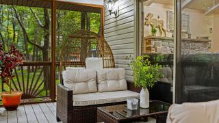 Frolic on Fern by AvantStay Enclosed Deck w Forest Views Bar - 1