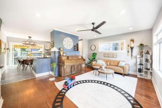 Sunny Seattle Home Mt Rainier UW Steps Away - 4