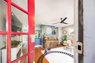 Sunny Seattle Home Mt Rainier UW Steps Away - 2