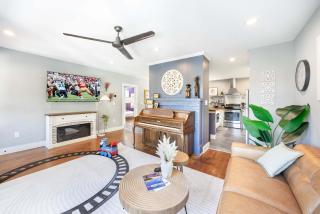 Sunny Seattle Home Mt Rainier UW Steps Away - 1