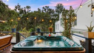 Chic LA Hideaway w Soaking Tub Firepit Lounge Tranquil Backyard - 9