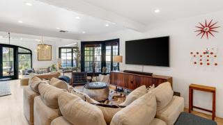 Chic LA Hideaway w Soaking Tub Firepit Lounge Tranquil Backyard - 4