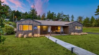 Walk to Beach Shops Fireplace Patio Dining Firepit at Manzanita Ave. - 7