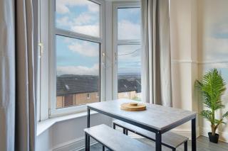 3BR Flat Near Maryhill Park and West End with Parking - 1