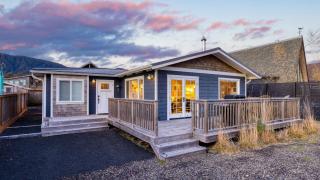 Coastal Home Steps to the Beach Shops Eats Saltgrass Cottage by AvantStay - 0