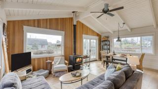 Coastal Home Steps to the Beach Shops Eats Saltgrass Cottage by AvantStay - 3