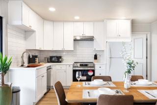 Luxury Bellevue 2B Basement w Stunning View - 7