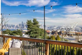 Step-Free 2BR Retreat w Panoramic Views on Deck - 9