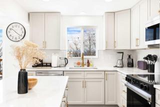 Step-Free 2BR Retreat w Panoramic Views on Deck - 3