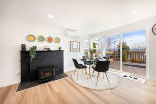 Step-Free 2BR Retreat w Panoramic Views on Deck - 2