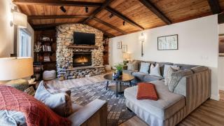 Geraldine Drive by AvantStay Hot Tub Views Walk to Trails Game Room - 4