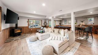 Geraldine Drive by AvantStay Hot Tub Views Walk to Trails Game Room - 3