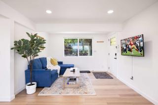 Modern 3BR Retreat w City Views 2 Living Spaces - 2