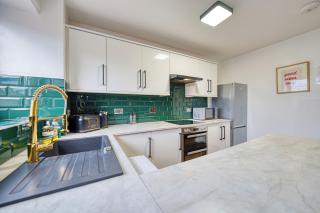 New Slick Finnieston Pad w/ Free Parking - 1