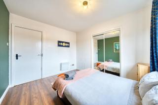 New Slick Finnieston Pad w/ Free Parking - 1