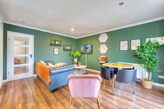 New Slick Finnieston Pad w/ Free Parking - 2