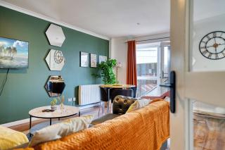 New Slick Finnieston Pad w/ Free Parking - 3