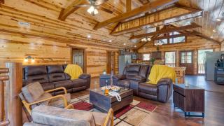 Dollys Lodge by AvantStay Sleeps 28 - Luxe Smokies Cabin Game Room Hot Tub Views Near Attractions - 6