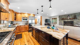 Secluded Incline Village Stay w Deck Near Diamond Peak Lake Cloud 9 and 12 by AvantStay - 8