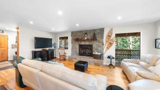 Secluded Incline Village Stay w Deck Near Diamond Peak Lake Cloud 9 and 12 by AvantStay - 3