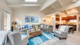 Ski Way by AvantStay Cozy Tahoe Home w Fireplace Balcony - 1