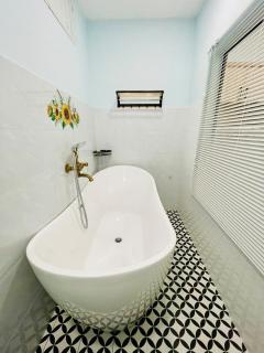 Studio 302 BathTub 5min to Pink Church - 2