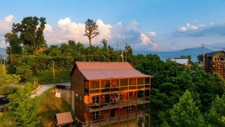 Evergreen Echo by AvantStay Cabin w Mountain Views Theater Game Room and Hot Tub - 0