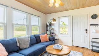 Swan Lake Cottage by AvantStay Views Firepit - 3